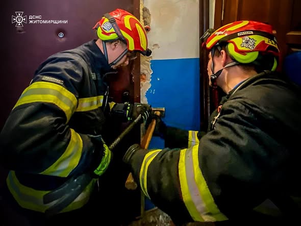 У Житомирі рятувальники відкрили двері квартири, де перебували дві жінки, які потребували допомоги