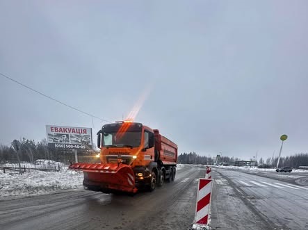 На Житомирщині ліквідовують наслідки крижаного дощу: для обробки доріг проти льоду задіяно 47 одиниць техніки