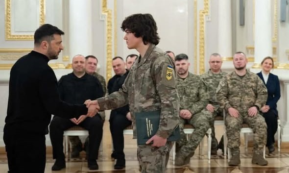 Президент України Володимир Зеленський відзначив «Хрестом бойових заслуг» 23-річного захисника з Бердичівщини Віктора «Сімбу» Гребеня