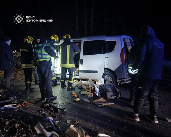 У Житомирському районі рятувальники деблокували травмованого водія з пошкодженої внаслідок ДТП автівки