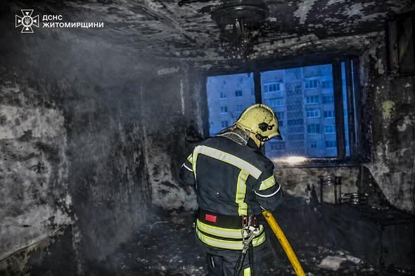 У Житомирі на пожежі в квартирі багатоповерхівки фахівці ДСНС врятували літнього чоловіка