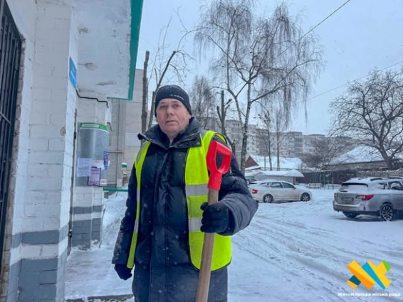 Комунальні служби, бізнес, ОСББ очищають місто від снігу