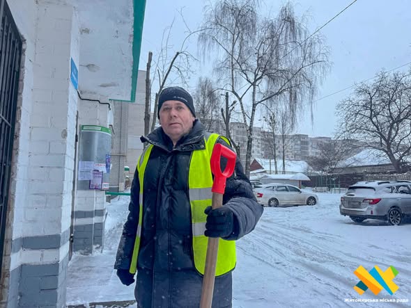 Комунальні служби, бізнес, ОСББ очищають місто від снігу
