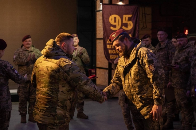 Відзнака для кращих: командувач ДШВ нагородив Поліських десантників