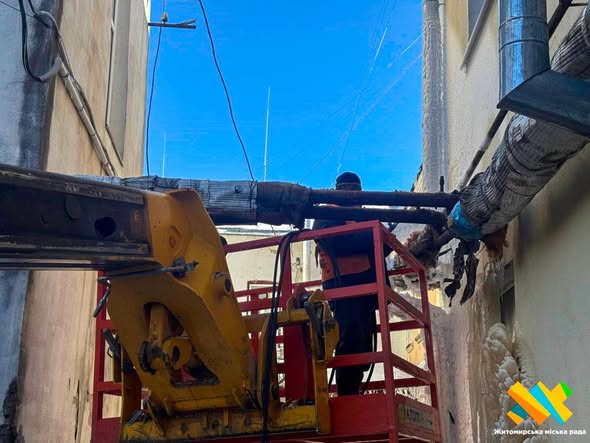 У крижаних умовах: тепловики відновлюють тепломережу навіть при -18