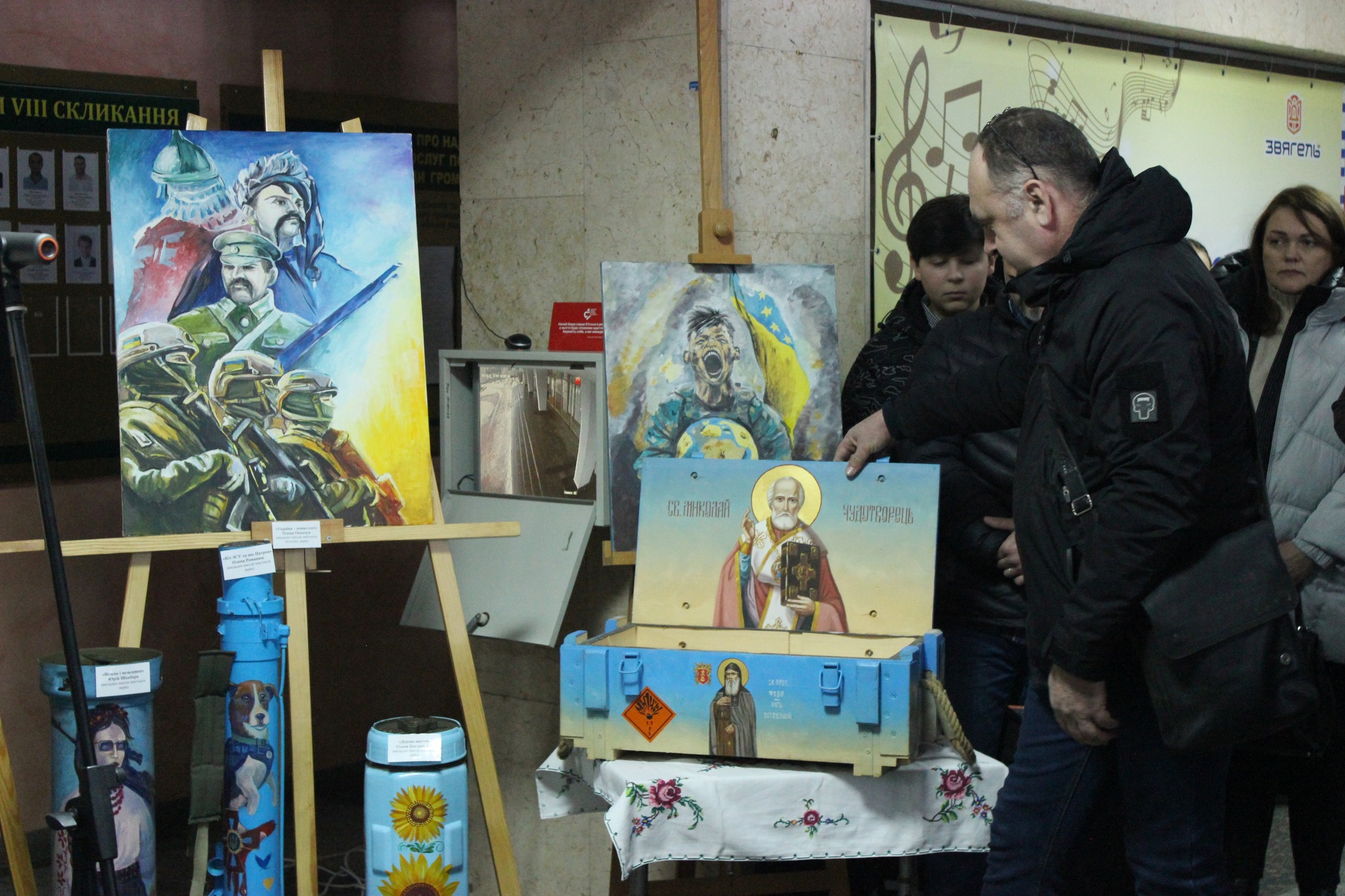 Мистецтво як зброя світла: у Звягелі відкрилася виставка «Нескорені війною»