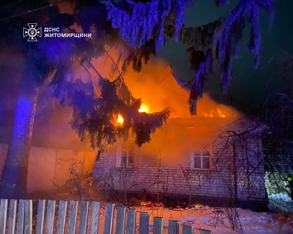 У Житомирському районі ліквідували пожежу в будинку: мешканці проігнорували запах диму та лягли спати