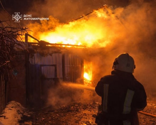 У Бердичеві сталася пожежа в гаражі: вогнем знищено автівку та дах