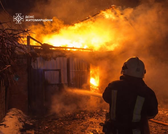 У Бердичеві сталася пожежа в гаражі: вогнем знищено автівку та дах