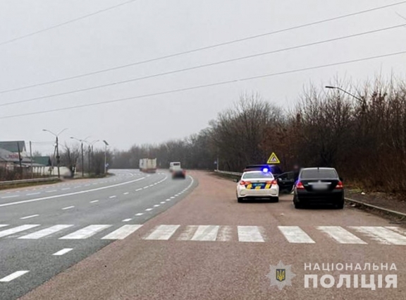 У Станишівці на пішохідному переході водій Kia збив матір з дитиною: жінка в реанімації, дитині призначили амбулаторне лікування