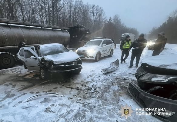 Неподалік Житомира в ДТП травмовано двох пасажирок легковиків