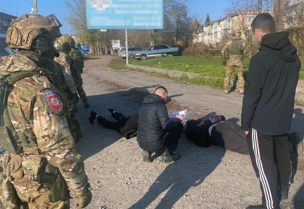 У Бердичеві поліцейські затримали двох підозрюваних у вимаганні грошей у місцевого (ВІДЕО)