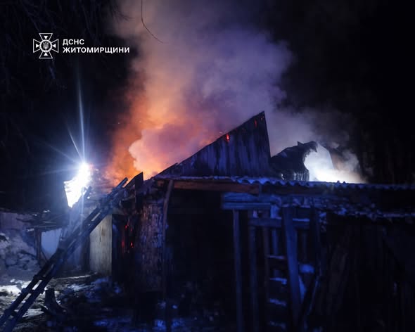 У Коростенському районі ліквідували пожежу в приватному домогосподарстві: вогнем знищено 3 тонни сіна