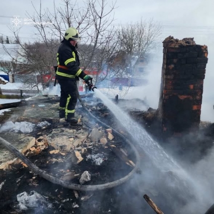 У Житомирському районі горів будинок: вогнем знищено покрівлю по всій площі