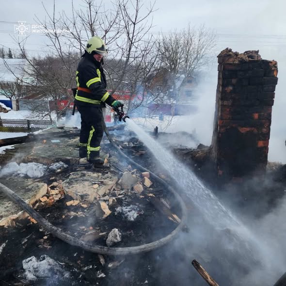 У Житомирському районі горів будинок: вогнем знищено покрівлю по всій площі