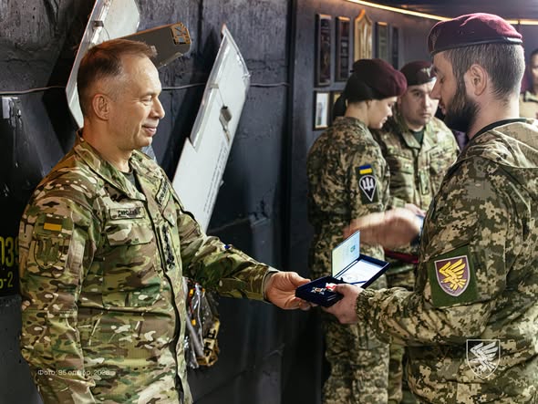 Головнокомандувач ЗСУ нагородив нагрудним знаком «Сталевий хрест» начальника зв’язку 95-ої бригади ДШВ