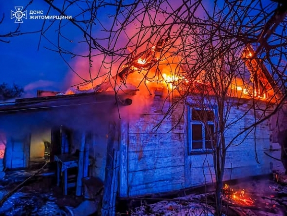 У Житомирському районі під час пожежі в житловому будинку рятувальники виявили тіло людини