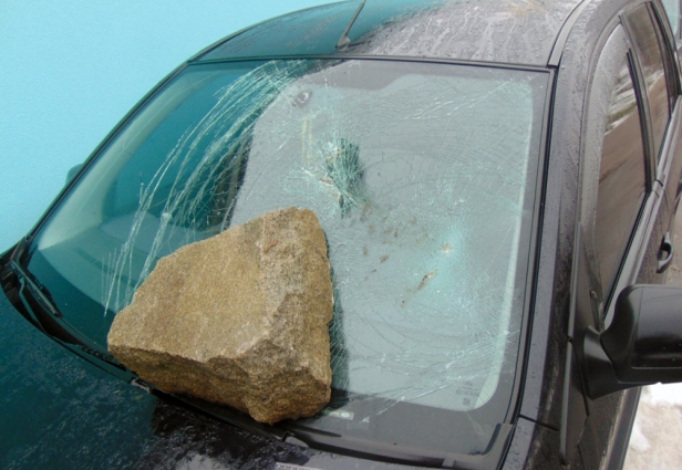 У Житомирі нетверезий «прихожанин» церкви побив автівки кількох містян