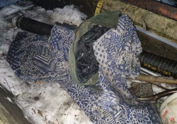 У Коростенському районі викрили двох чоловіків, які незаконно добували «сонячне» каміння (ФОТО)