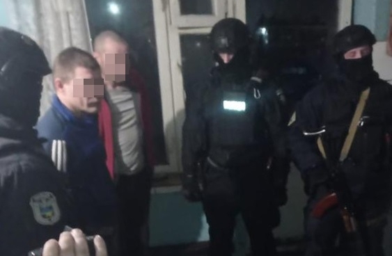 У Житомирі затримали чоловіка, який напав та пограбував жінку в ліфті, підозрюваний нещодавно з місць позбавлення волі