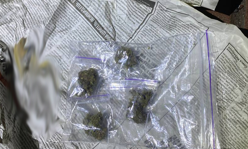 В Овручі затримали 20-річного чоловіка, який отримав посилку з наркотиками