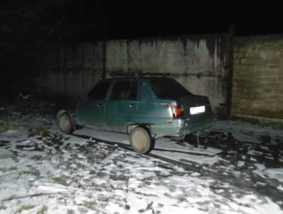 У Баранівці чоловік здав на металобрухт чужий автомобіль, поки власників не було вдома