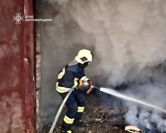 У Коростені ліквідували пожежу на території підприємства, вогнем знищено утеплювач стін на площі 60 кв. м.