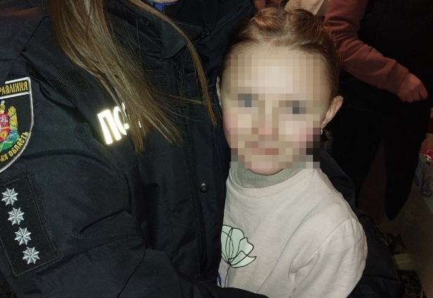 Злякалася сварки нетверезих батьків та втекла: поліцейські розшукали 10-річну дівчинку з Коростеня (ФОТО)