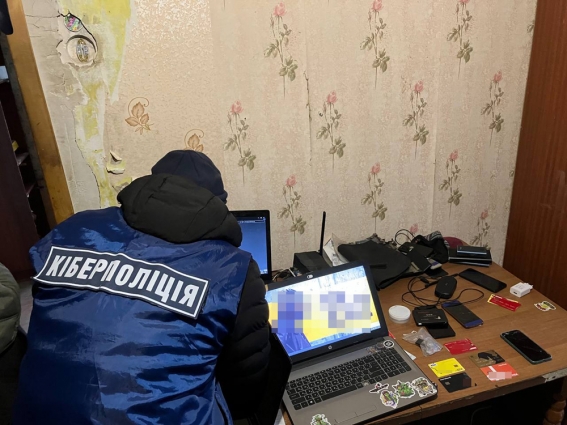На Житомирщині поліцейські викрили молодика у викраденні коштів з банківських рахунків громадян