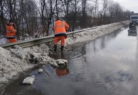 На дорогах державного значення Житомирщини розчищають дощоприймачі, водопропускні труби та узбіччя