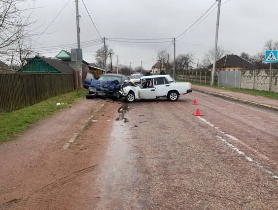 На Овруччині зіткнулись ВАЗ та Opel: травми отримали двоє людей