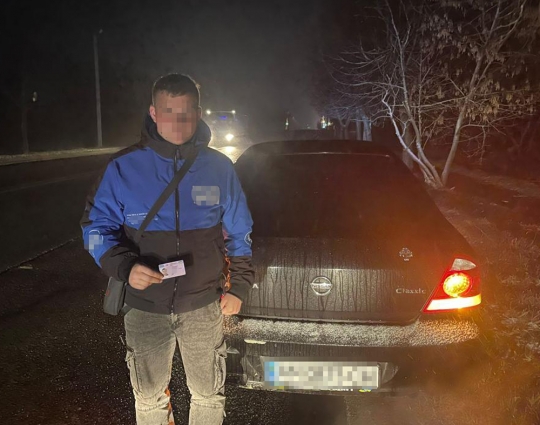 Звягельські поліцейські вилучили підроблене водійське посвідчення у нетверезого молодика