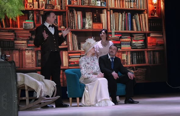 У Звягелі відбулась благодійна вистава «Блакитна троянда»: зібрані кошти спрямують на підтримку ЗСУ