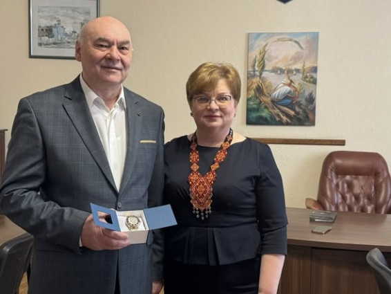 У Житомирі директору Лікарні №2 Ігорю Кухаруку вручили годинник міського голови