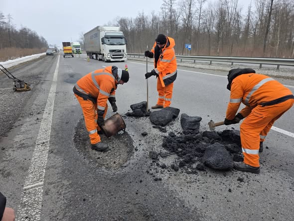 Тривають роботи з ліквідації аварійних деформацій дорожнього покриття на важливих логістичних маршрутах Житомирської області