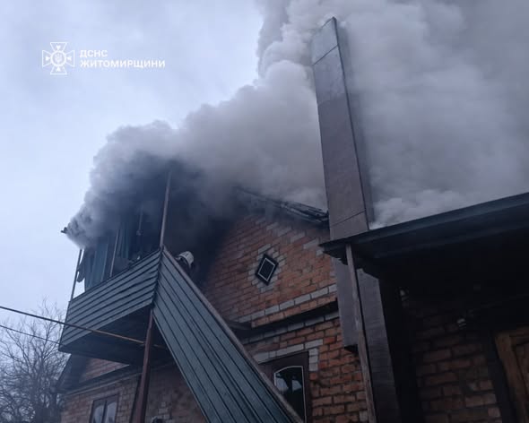 У Черняхові вогнеборці ліквідували загоряння в будинку, вогнем знищено частину покрівлі та перекриття оселі