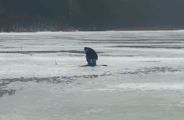 Чоловіка, який рибалив на зимувальній ямі у житомирському гідропарку, притягнуто до відповідальності