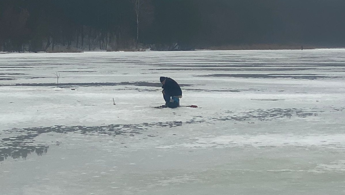 Чоловіка, який рибалив на зимувальній ямі у житомирському гідропарку, притягнуто до відповідальності