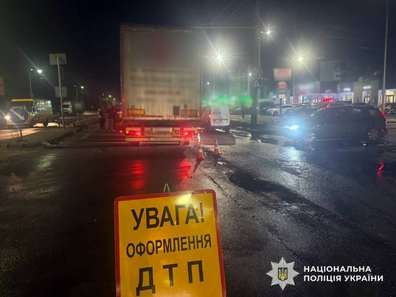 У Житомирі під колеса вантажівки потрапив 56-річний чоловік, він в лікарні