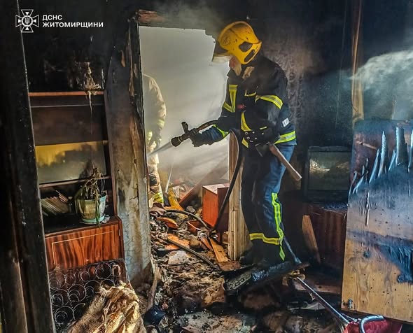 У Коростені під час пожежі врятовано літню жінку