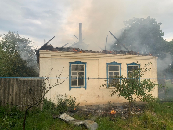 Спалив будинок співмешканки та заховався у кущах: радомишльські поліцейські затримали причетного до підпалу