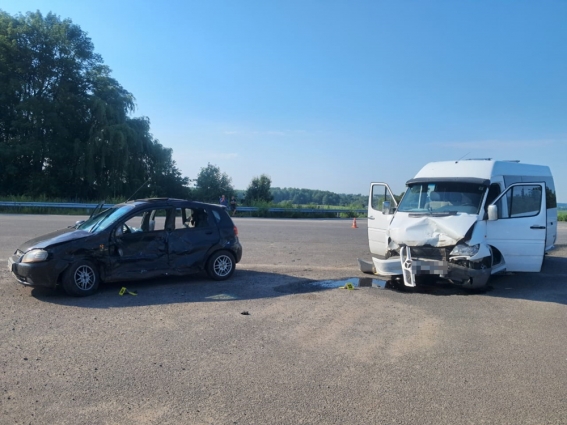 У ДТП на Любарщині травми отримали двоє людей: 17-річна водійка, виїжджаючи з другорядної дороги на головну, зіткнулась з Mercedes