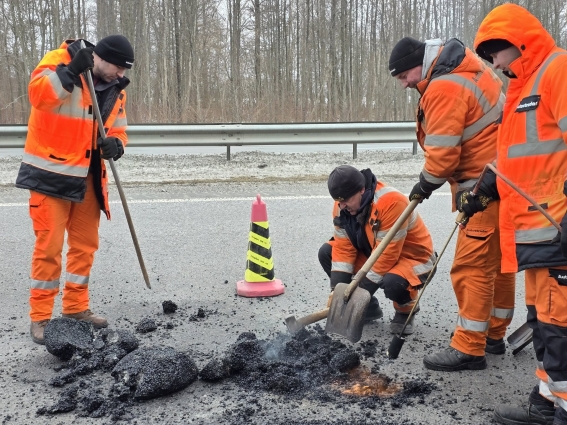 Ремонтують покриття доріг на критично важливих маршрутах Житомирщини