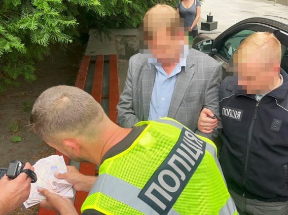На Житомирщині поліцейські затримали директора лікарні на хабарі: слідчі оголосили йому про підозру (ВІДЕО)