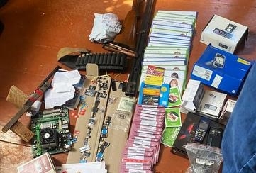 100 телефонів, 150 сім-карт, 70 флешок, зброя та боєприпаси: на Житомирщині затримали 32-річного інтернет-шахрая (ФОТО)