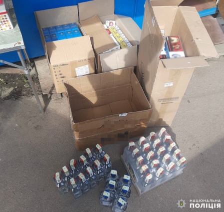 На Коростенщині на місцевому ринку виявили нелегальний продаж цигарок та алкоголю, на продавчиню склали адміністративні протоколи