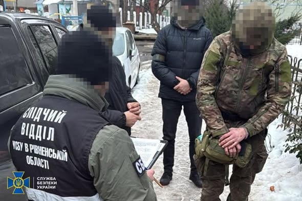 Наркозалежний чоловік з Житомира заклав саморобну бомбу, замасковану під каструлю, в центральному парку Рівного