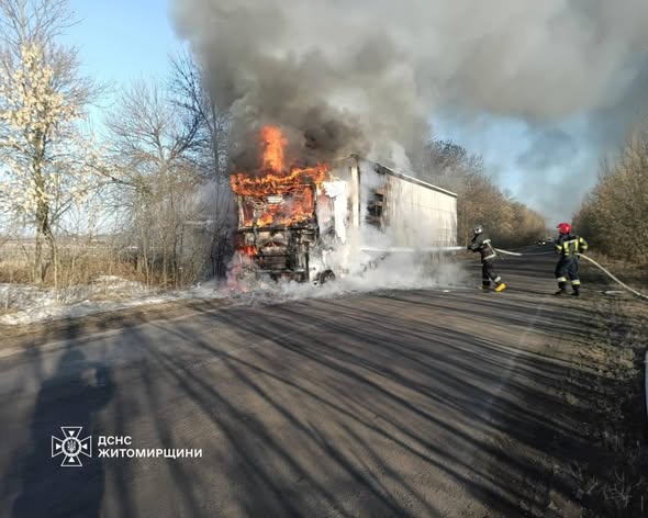 У Житомирському районі рятувальники ліквідували пожежу у вантажному автомобілі