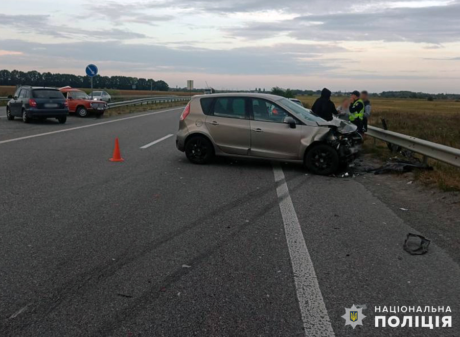 У Звягельському районі зіткнулися ВАЗ та Renault: унаслідок ДТП травми отримали двоє людей (ФОТО)