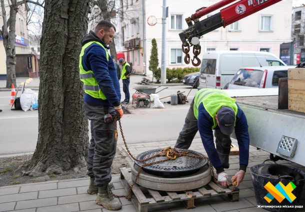 У Житомирі на вулиці Театральній встановили самонівелюючий люк